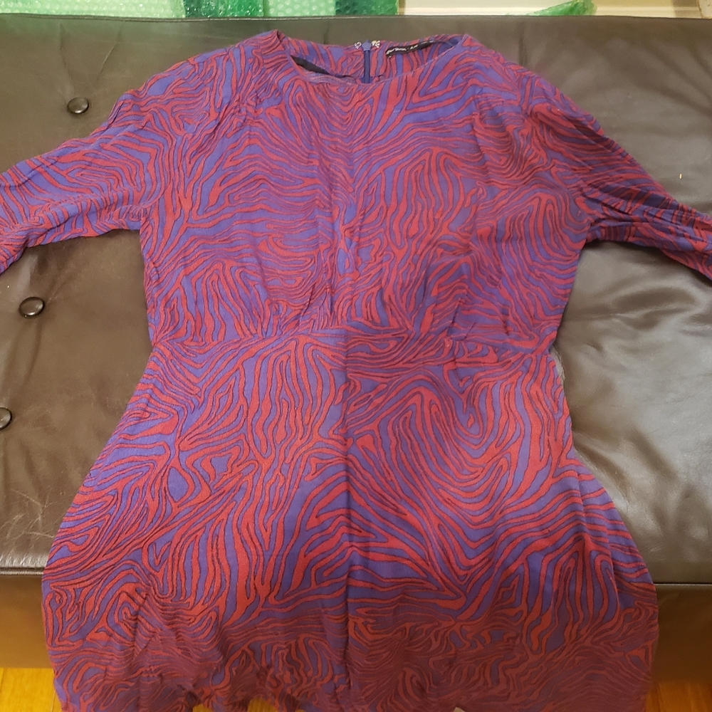 Cute ladies size 4 dress.Nice long sleeves light weight material.Purple & blue.